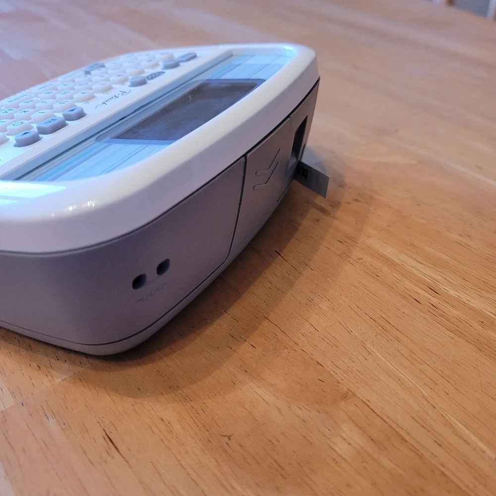Brother Personal Labeler Machine, White (PT)